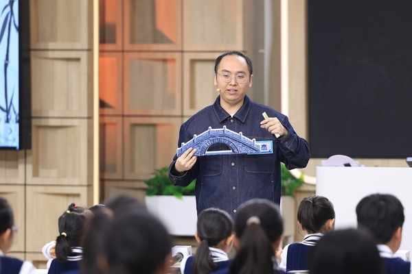 教育综艺新范式 《超级语文课》用“荒诞与诗意”给出超级答卷