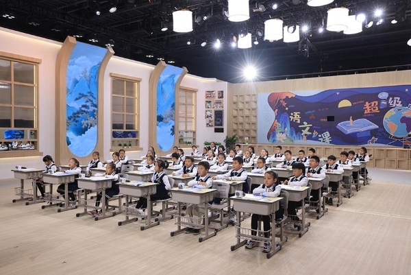 教育综艺新范式 《超级语文课》用“荒诞与诗意”给出超级答卷