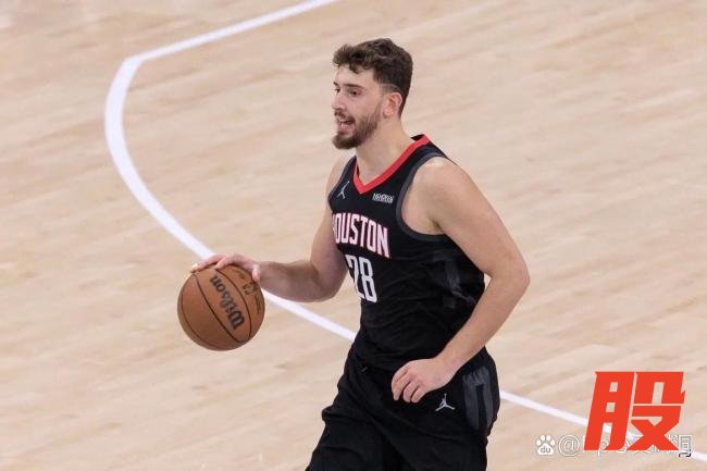 火箭众将红毯秀:申京白衣飘飘 赛场内外皆风采