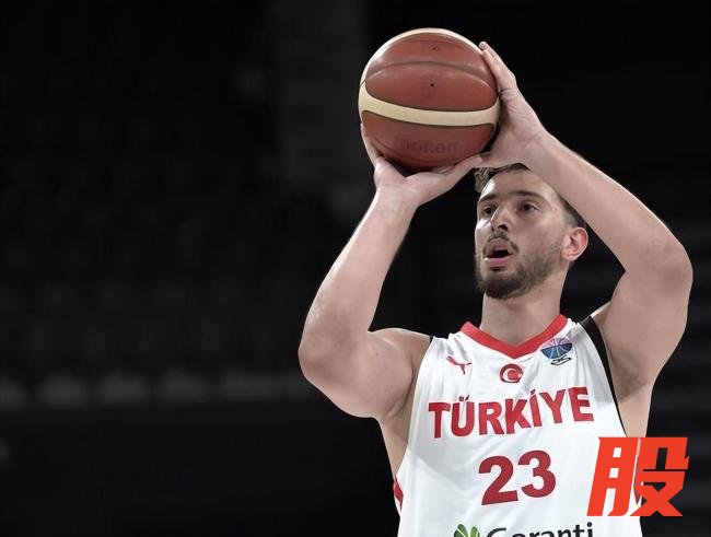 火箭众将红毯秀:申京白衣飘飘 赛场内外皆风采