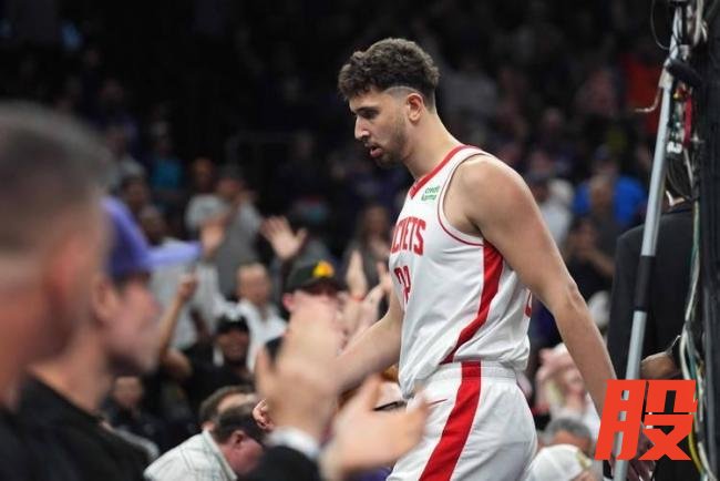 火箭众将红毯秀:申京白衣飘飘 赛场内外皆风采