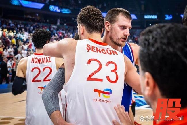 火箭众将红毯秀:申京白衣飘飘 赛场内外皆风采