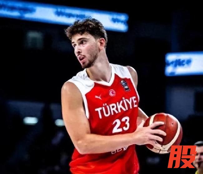 火箭众将红毯秀:申京白衣飘飘 赛场内外皆风采